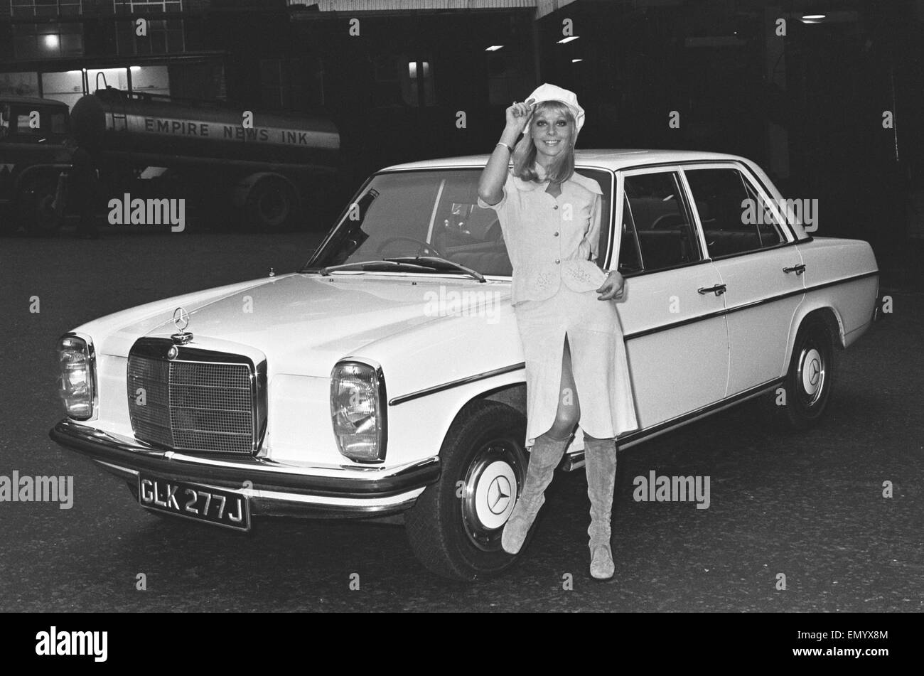 Sveglia modello visto qui in posa con una Mercedes Benz auto, che è il primo premio nella sveglia vincere una vettura da competizione circa 1971 Foto Stock