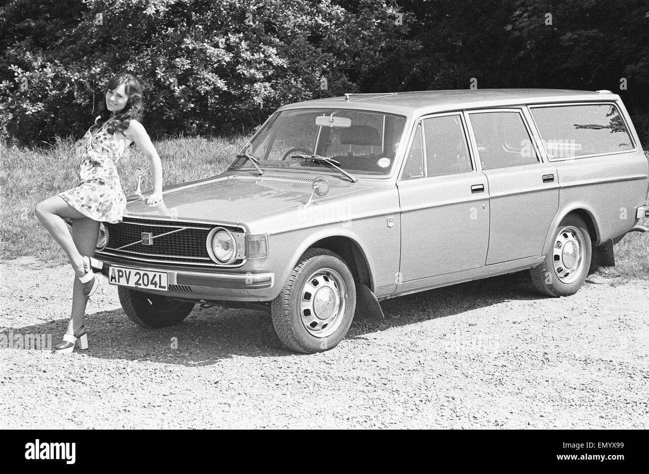 Sveglia modello visto qui in posa con una Volvo Station wagon il primo premio in una sveglia auto della concorrenza. Circa Gennaio 1971 Foto Stock