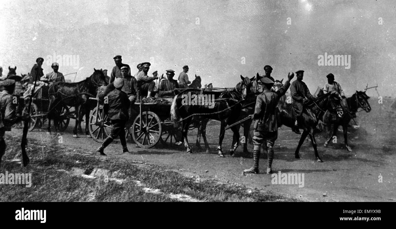 Riga, il principale porto russo sul Mar Baltico & ha ora caduto nelle mani del nemico circa agosto 1917. British & ufficiali russi attaccato al British auto blindate, tenere su il trasporto. Giornale didascalia: ufficiale britannico visto con mano alzata, ho Foto Stock