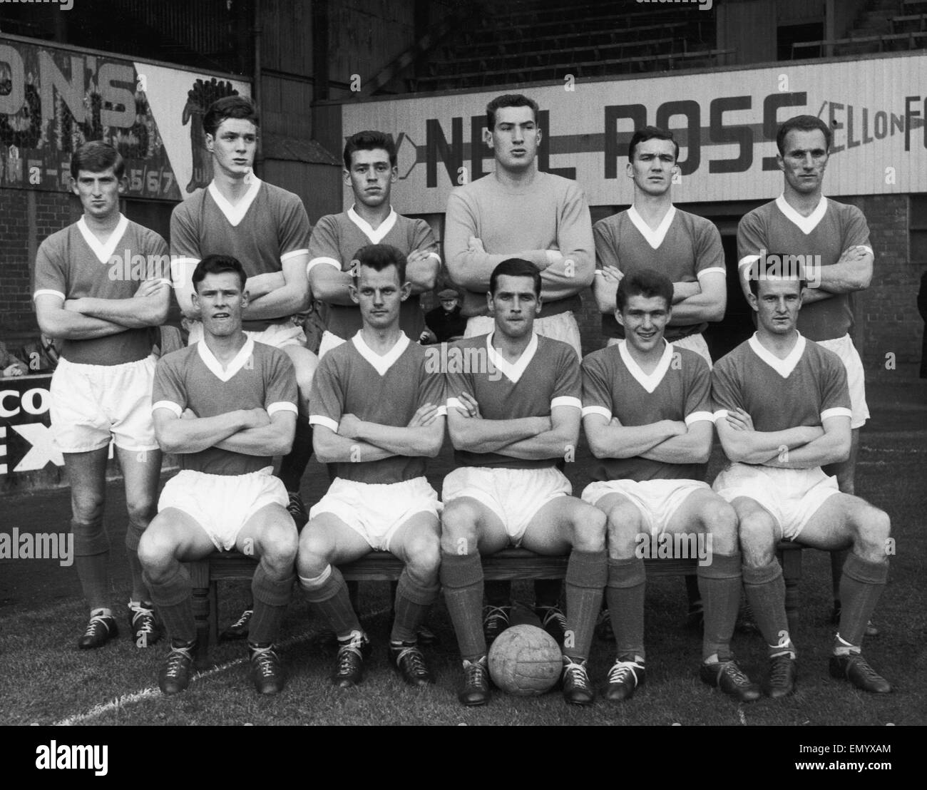 FC Abderdeen posare per un pre stagione fotografia di gruppo 1961 -1962. Essi sono fila posteriore sinistra a destra: Ian Burns, Doug Coutts, Doug Fraser, John Tubby, Ogston, Andy Cadenhead e Hugh Baird. Bancata anteriore: Bobby Cummings, Billy poco, capitano Jimmy Hogg, Charlie C Foto Stock