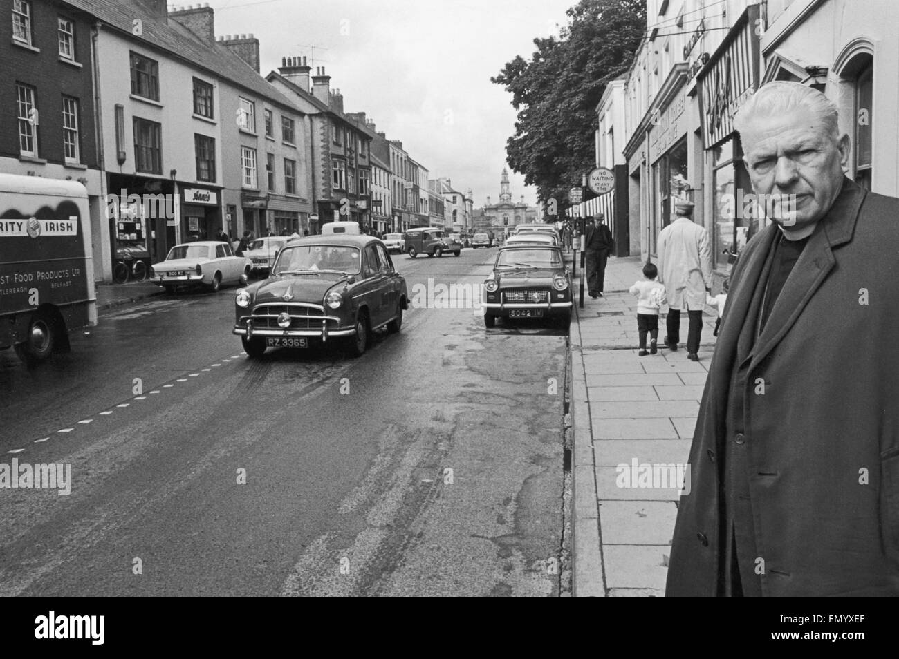 La principale via dello shopping throughfare a Coleraine. Circa 1966 Foto Stock