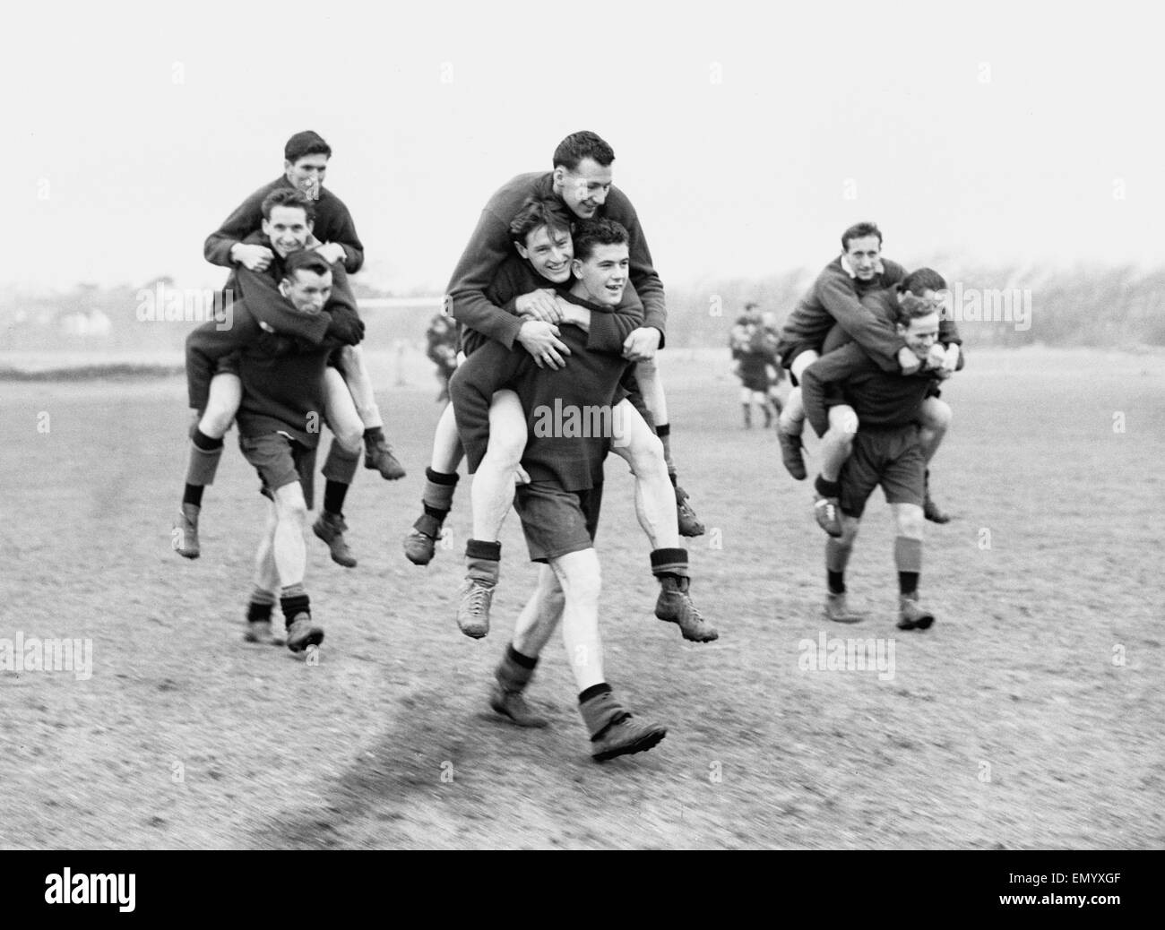 Membri del Bristol Rovers Calcio raffigurato nella prima della formazione di FA Cup match contro Chelsea. Il 26 gennaio 1955. Foto Stock