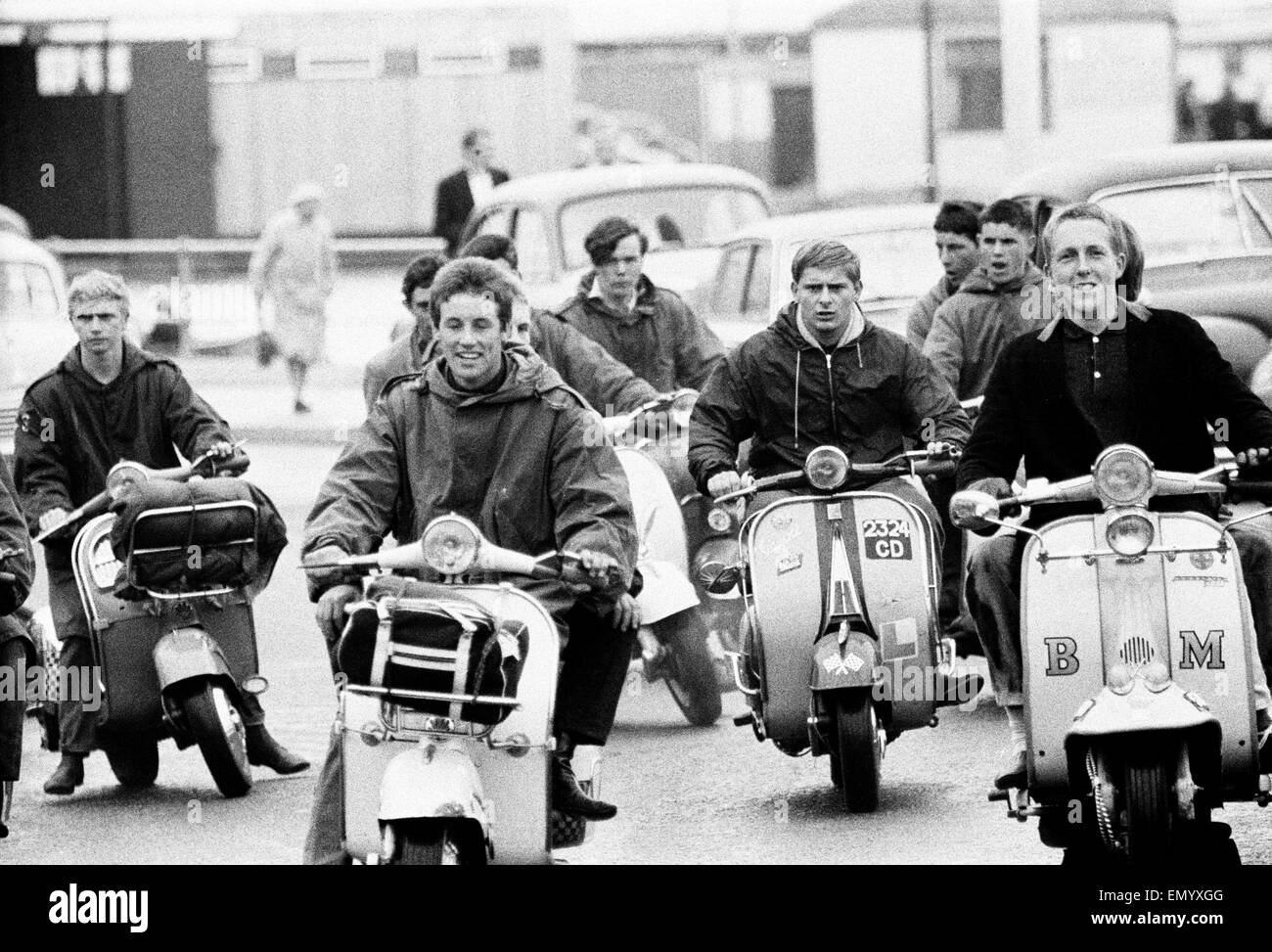Mods raccogliere sui loro scooter in Hastings East Sussex il 3 agosto 1964. Foto Stock