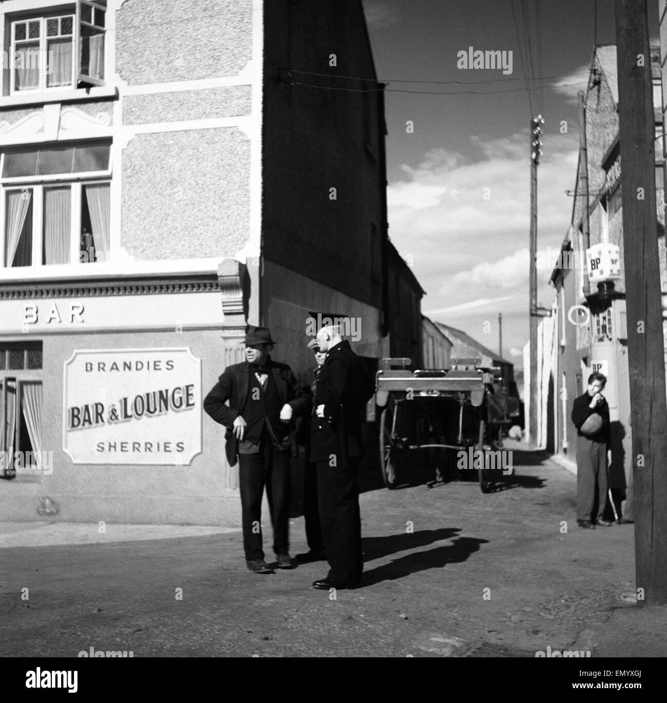 Scena al di fuori dei bar in Eire del 1950 circa. Foto Stock