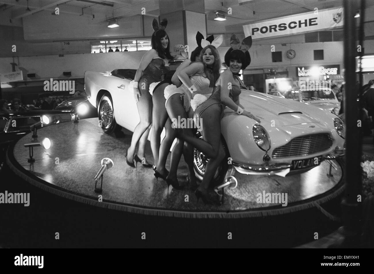 Conigliette drapped oltre una Aston Martin Volante auto al British International Motor Show di Londra il 19 ottobre 1965. Foto Stock