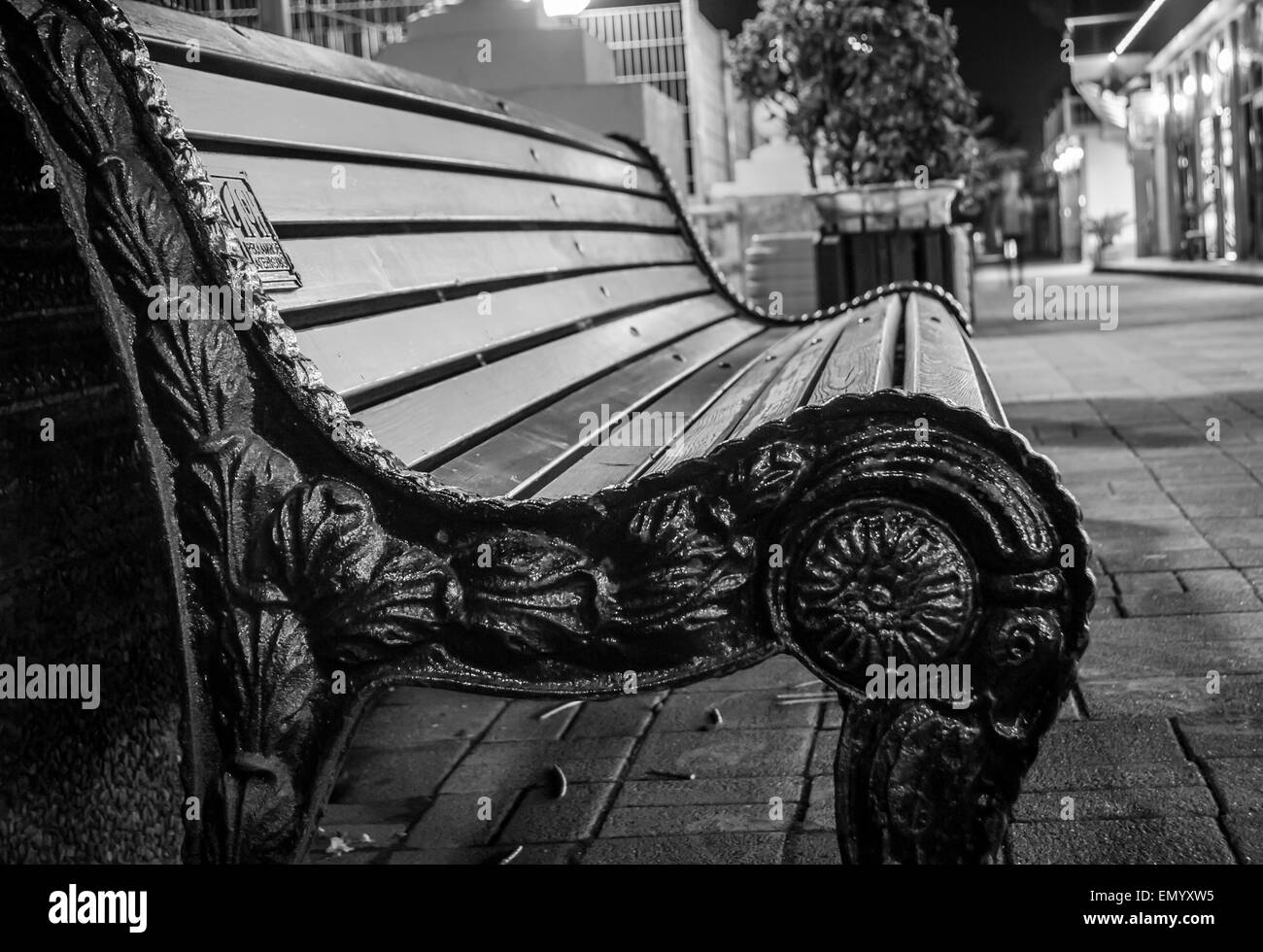 In bianco e nero sul banco di una passeggiata sul lungomare Foto Stock
