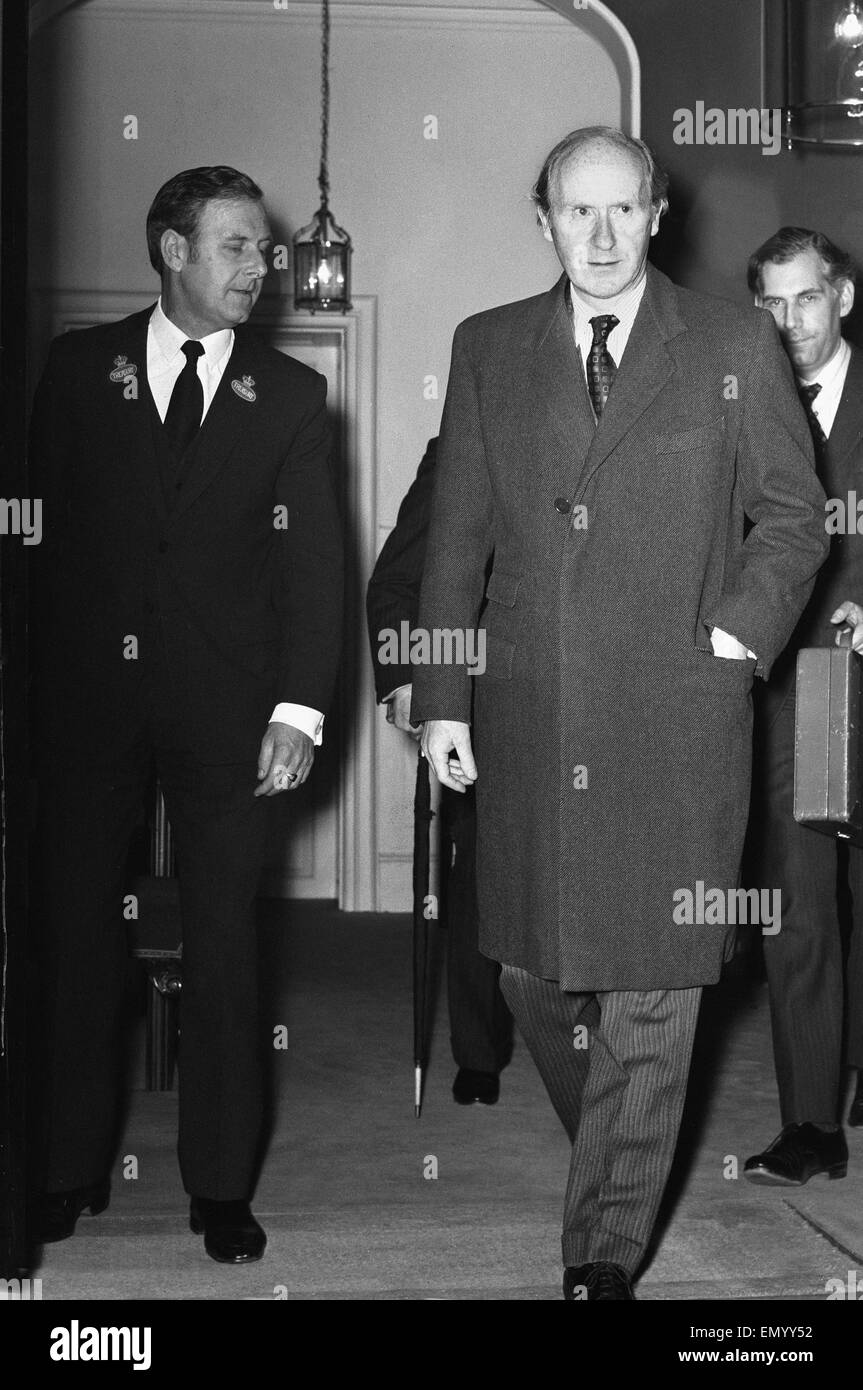 Il cancelliere dello scacchiere Antonio Barbiere dejectedly lascia il numero 11 di Downing Street per la sua strada per la House of Commons per offrire una 'mini bilancio" durante la crisi del petrolio. 17 dicembre 1973. Foto Stock