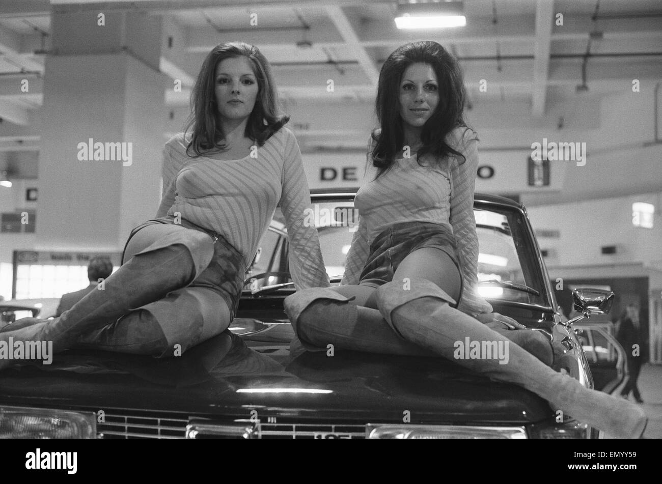 Due modelli stesa sul cofano del motore di un auto al 1971 Earls Court motor show il 19 ottobre 1971 Foto Stock