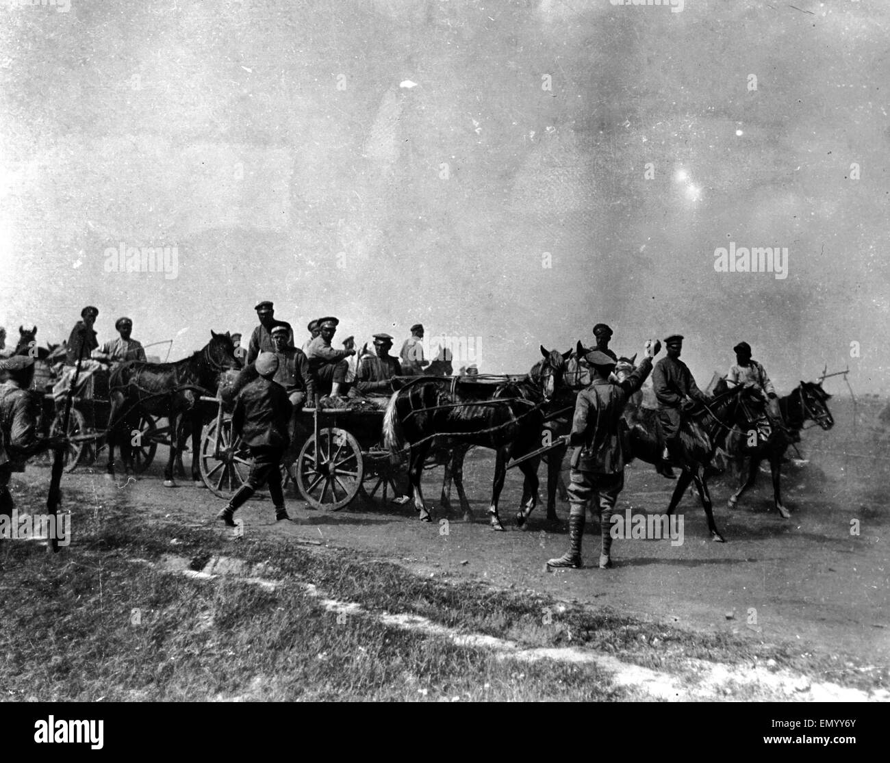 Riga, il principale porto russo sul Mar Baltico & ha ora caduto nelle mani del nemico circa agosto 1917. British & ufficiali russi attaccato al British auto blindate, tenere su il trasporto. Giornale didascalia: ufficiale britannico visto con mano alzata, ho Foto Stock