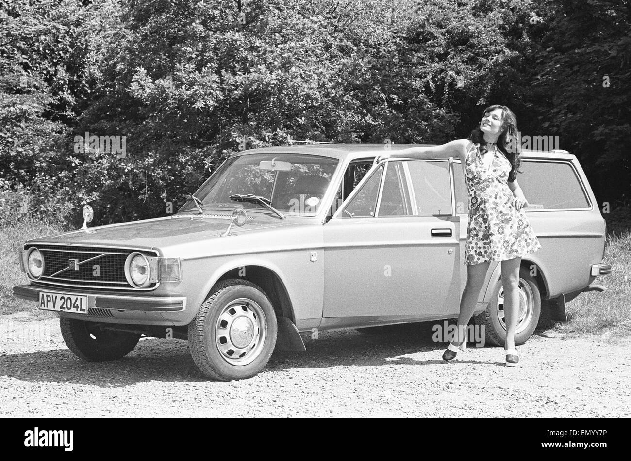 Sveglia modello visto qui in posa con una Volvo Station wagon il primo premio in una sveglia auto della concorrenza. Circa Gennaio 1971 Foto Stock