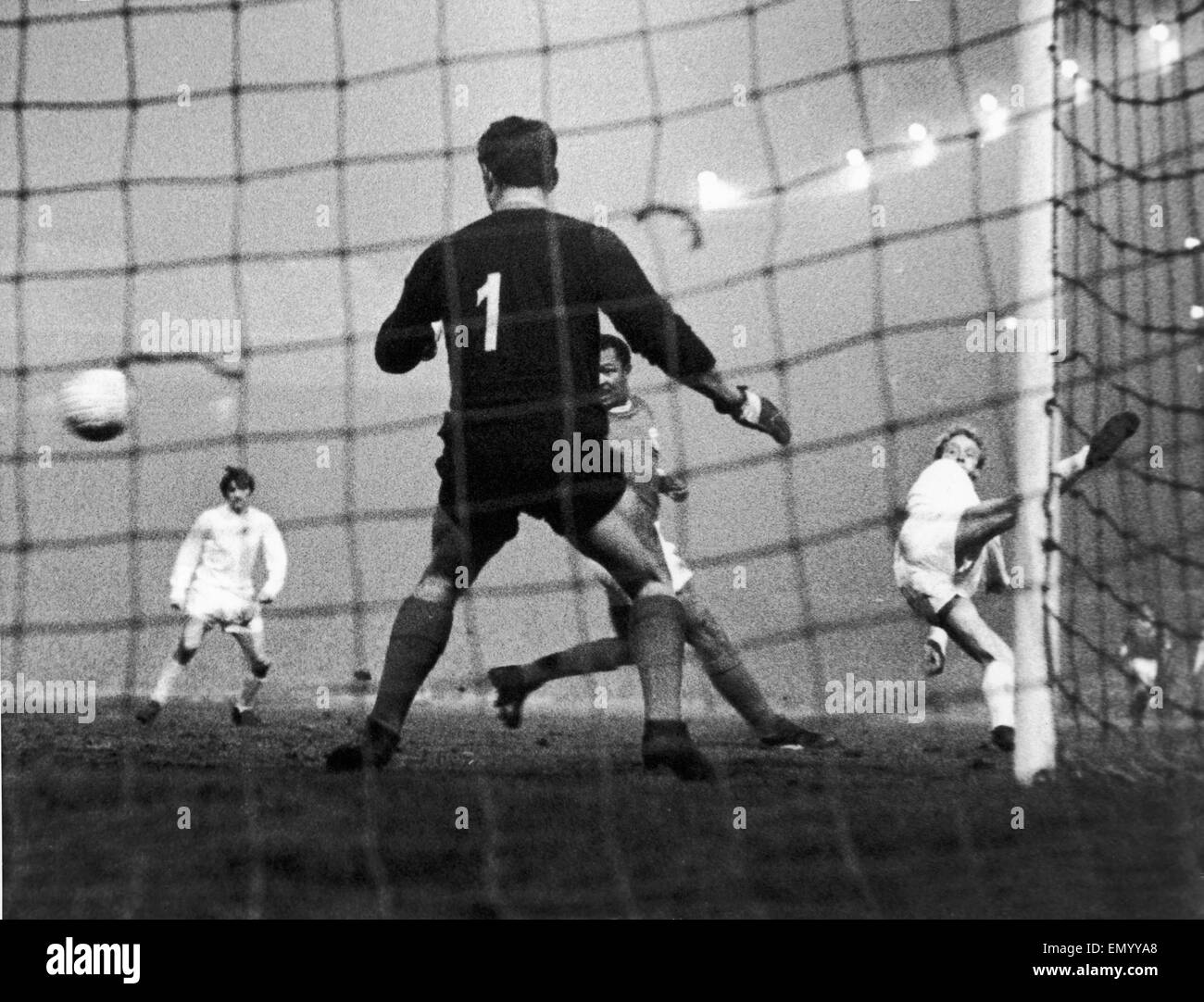 Coppa europea di quarti di finale prima gamba a Old Trafford. Il Manchester United 3 v Benfica 2. (United vincere 8-3 sull'aggregato). Denis legge tenta una spettacolare sforzo di obiettivo come Benfica portiere Costa Pereira guarda a. 2° febbraio 1966. Foto Stock