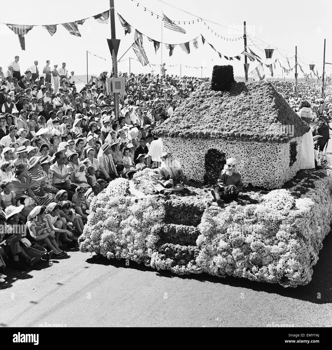 La battaglia annuale di fiori carnevale che si svolge sul canale isola di Jersey. Una casa fatta di piante sul display guardato da folle immense. 5 agosto 1958. Foto Stock