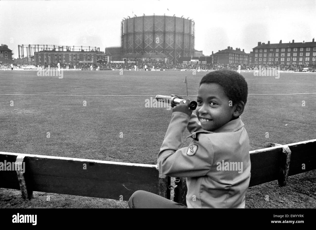 Inghilterra v. West Indies a forma ovale. Luglio 1973. Un giovane West Indian ventola con un telescopio. Foto Stock