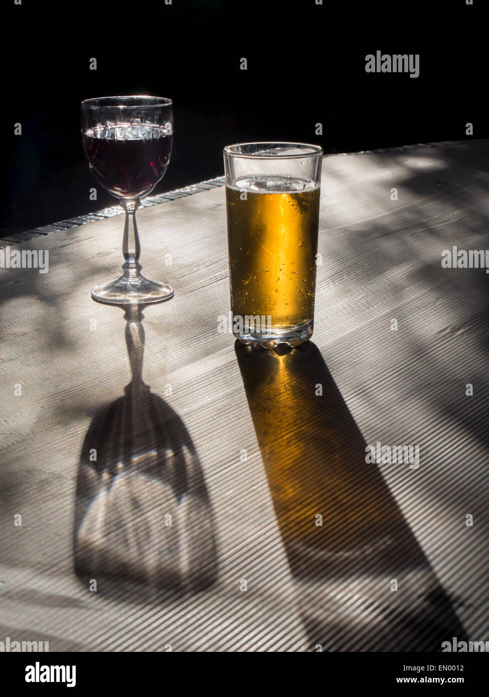 La birra lager con il vino Foto Stock