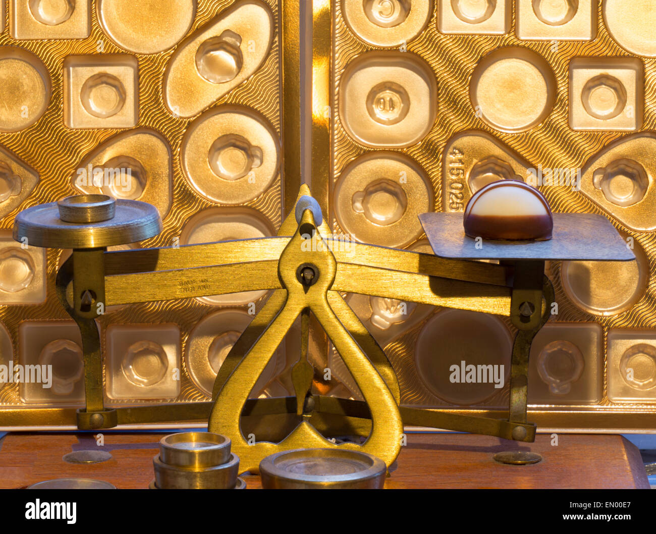 Scala vuota golden choc box Foto Stock