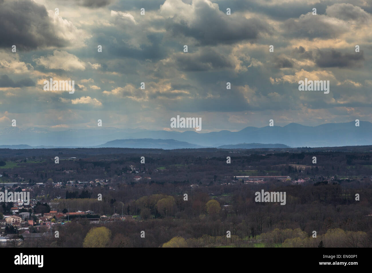 Vista dalla città di Thiers in Francia verso il messo de Dome colline vulcaniche. Foto Stock