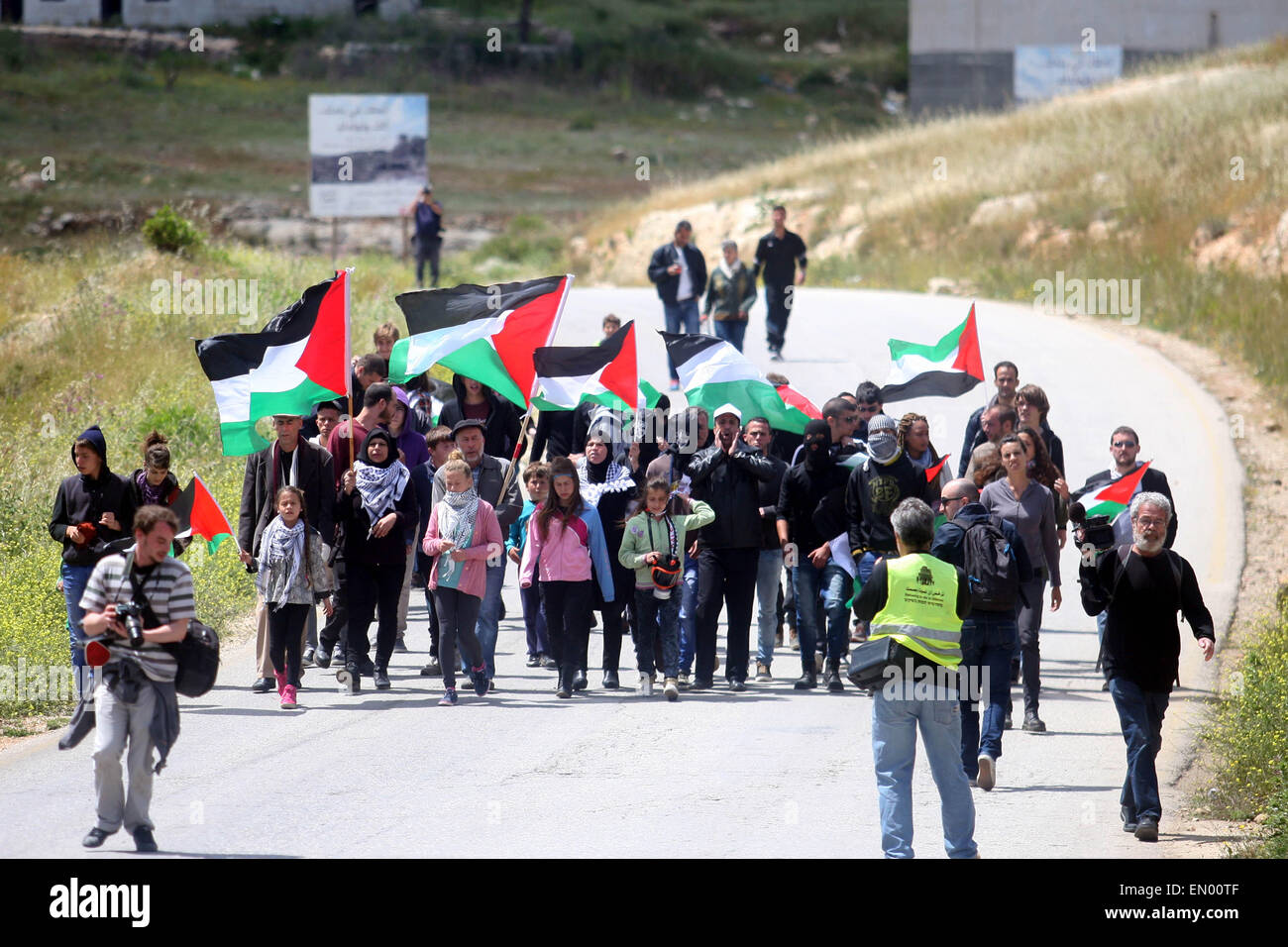 Nabi Saleh, West Bank, Territorio palestinese. 24 apr, 2015. I dimostranti palestinesi wave le loro bandiere nazionali nella parte anteriore delle truppe israeliane durante una manifestazione di protesta contro gli insediamenti ebraici nella West Bank villaggio di Nabi Saleh, vicino a Ramallah Aprile 24, 2015 © Shadi Hatem APA/images/ZUMA filo/Alamy Live News Foto Stock