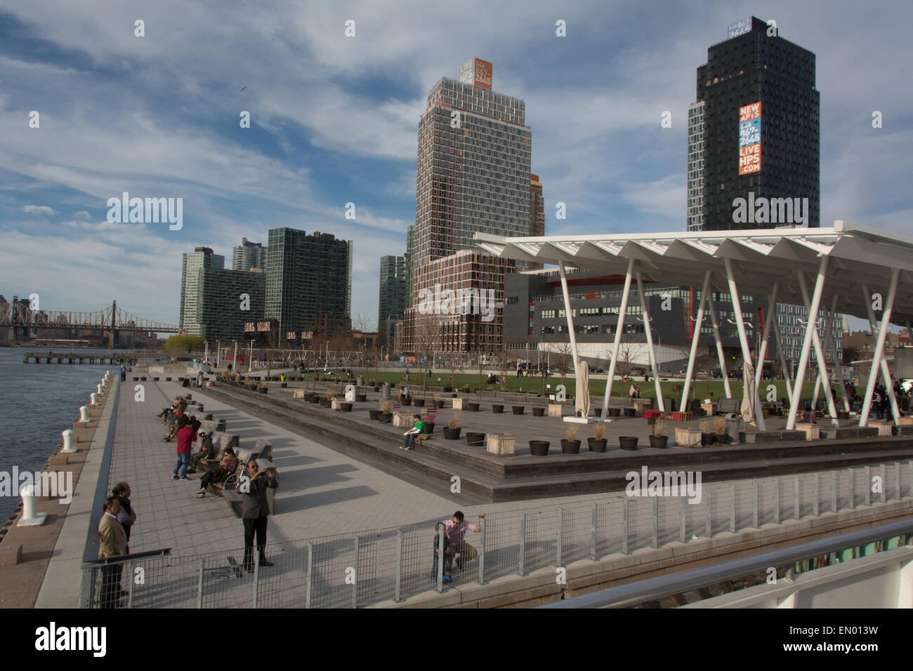 Cacciatori Ferry Dock e park nel Queens di fronte a Manhattan, New York Foto Stock