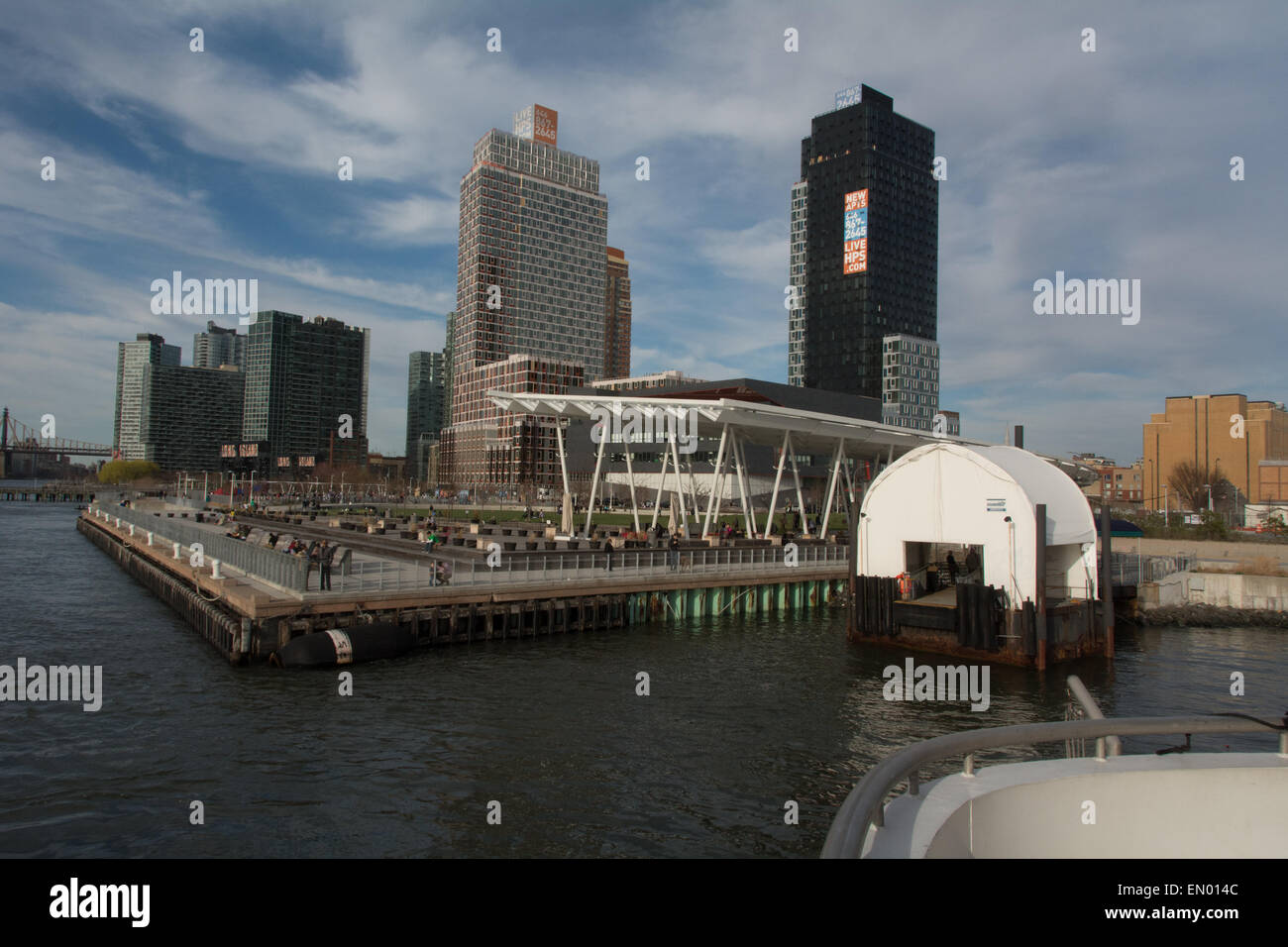 Cacciatori Ferry Dock e park nel Queens di fronte a Manhattan, New York Foto Stock