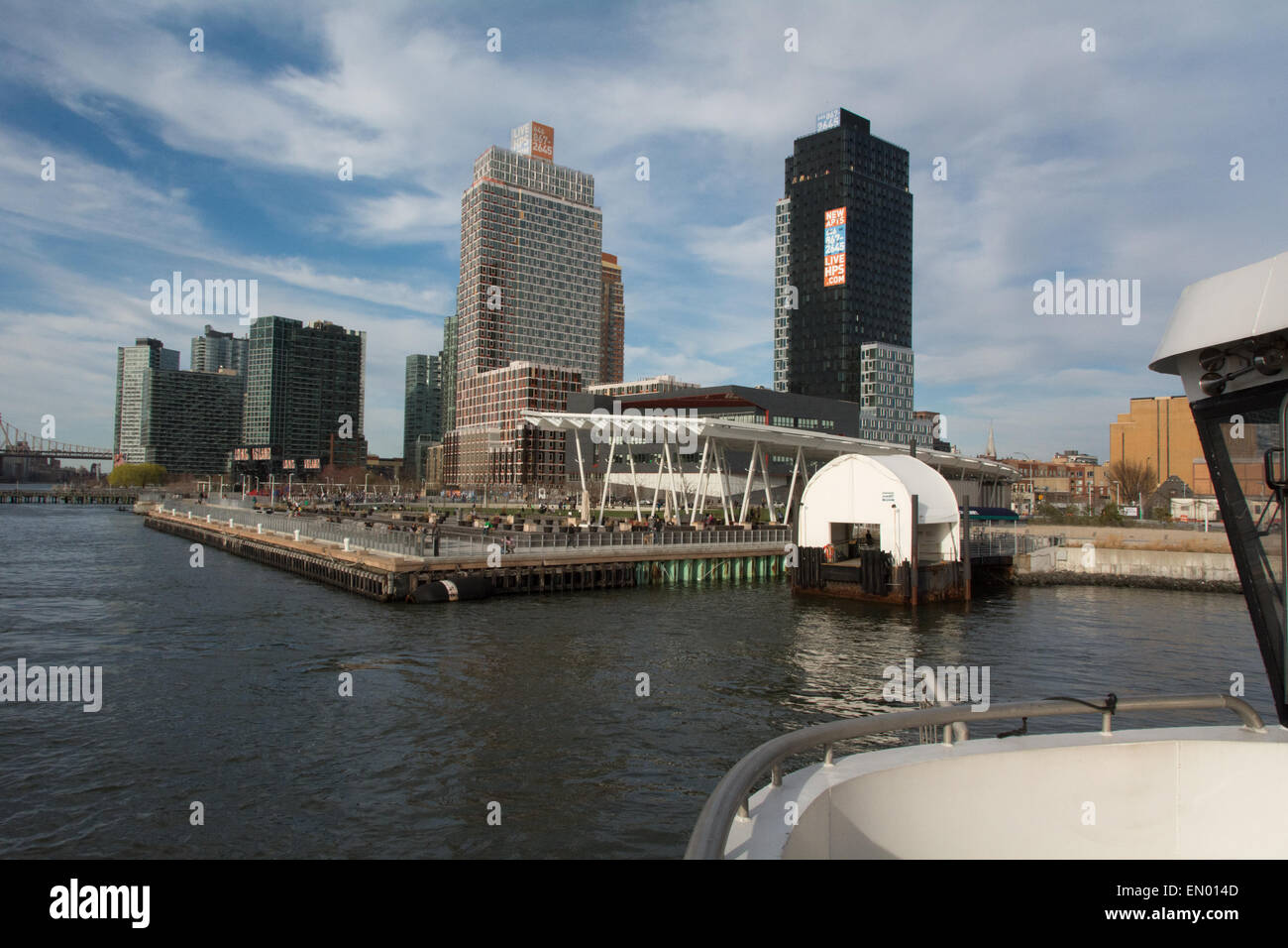 Cacciatori Ferry Dock e park nel Queens di fronte a Manhattan, New York Foto Stock