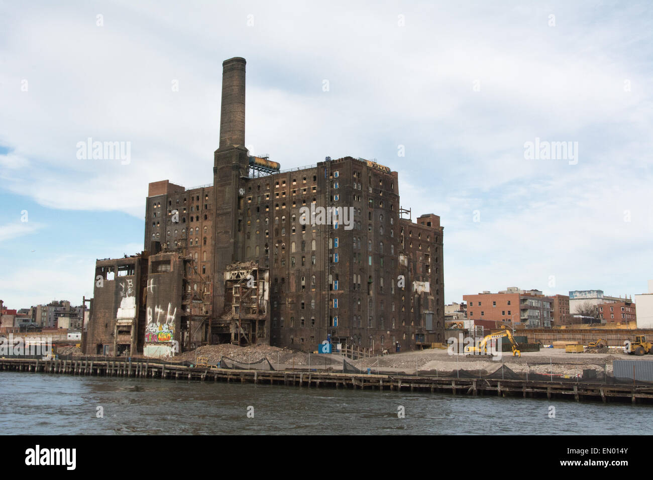 Il Domino fabbrica di zucchero di demolizione come visto dalla East River Ferry 15 Aprile 2015 Foto Stock