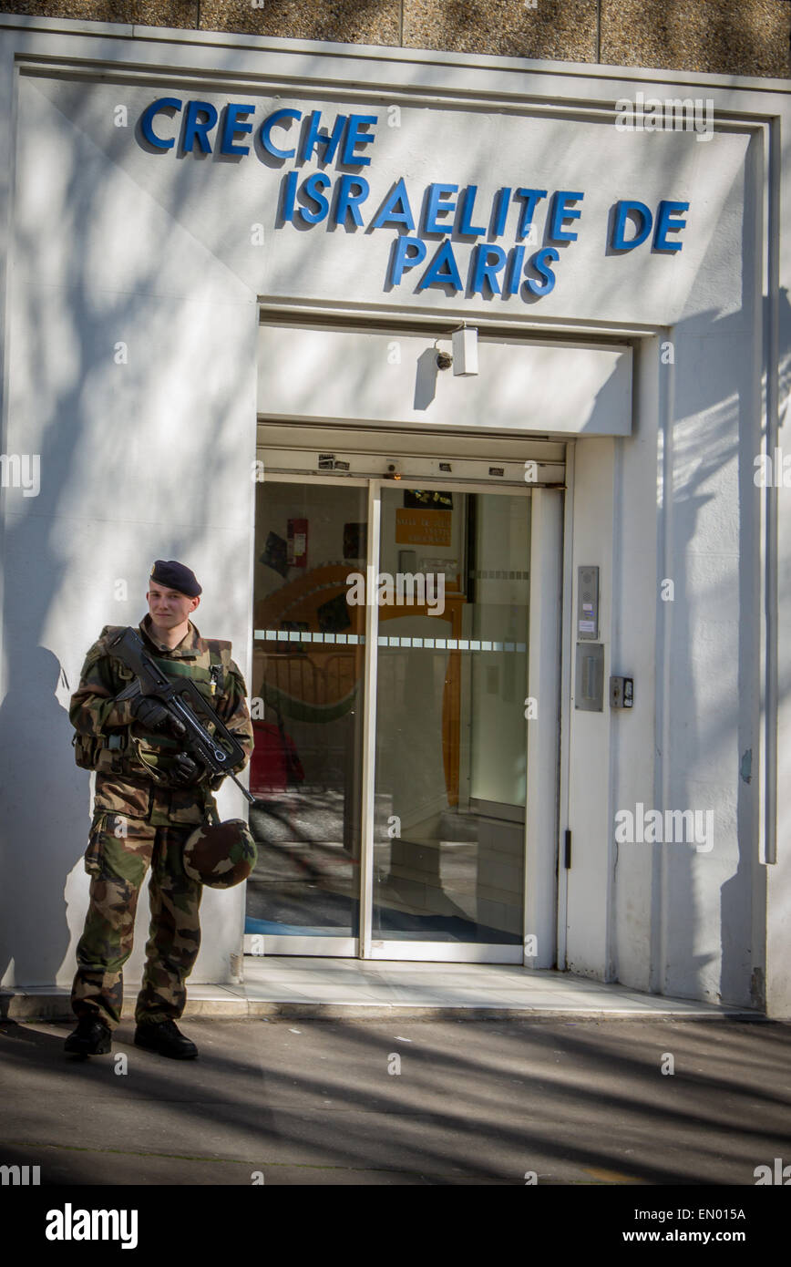 Soldato armato di guardia al di fuori del francese Asilo Nido ebraico a Parigi Foto Stock