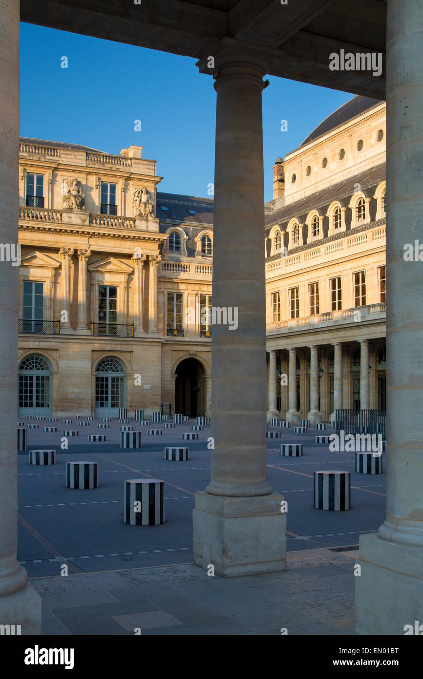 La mattina presto nel cortile del Palais Royal, Paris, Francia Foto Stock