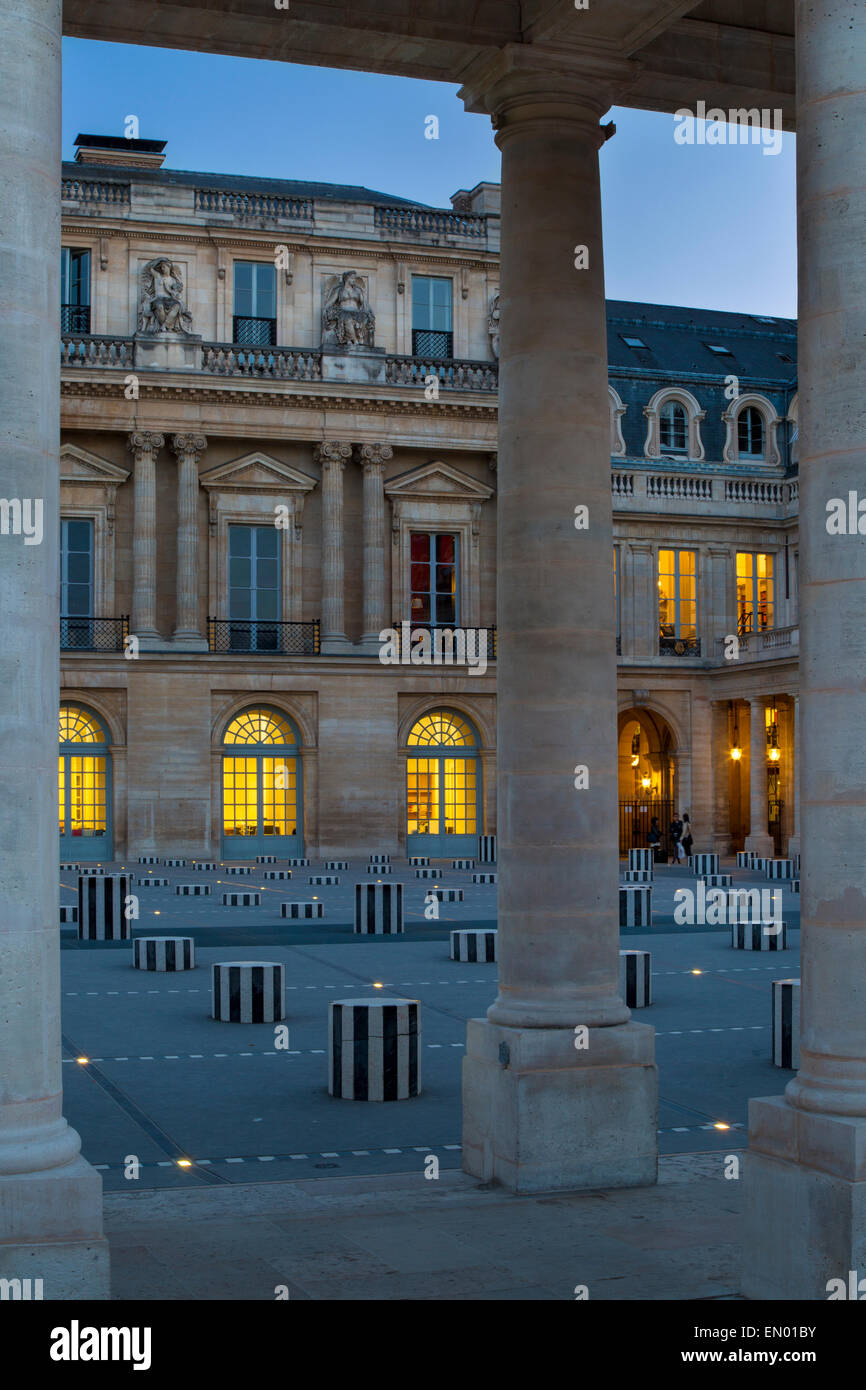 Twilight nel cortile del Palais Royal, Paris, Francia Foto Stock
