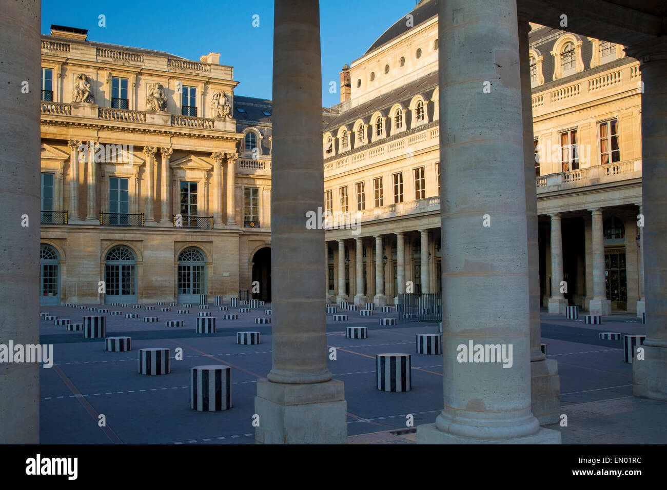 La mattina presto nel cortile del Palais Royal, Paris, Francia Foto Stock