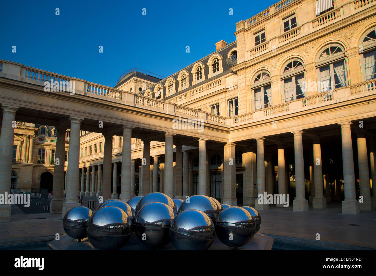 La mattina presto nel cortile del Palais Royal, Paris, Francia Foto Stock