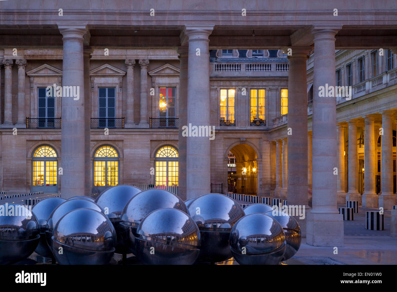 Twilight nel cortile del Palais Royal, Paris, Francia Foto Stock