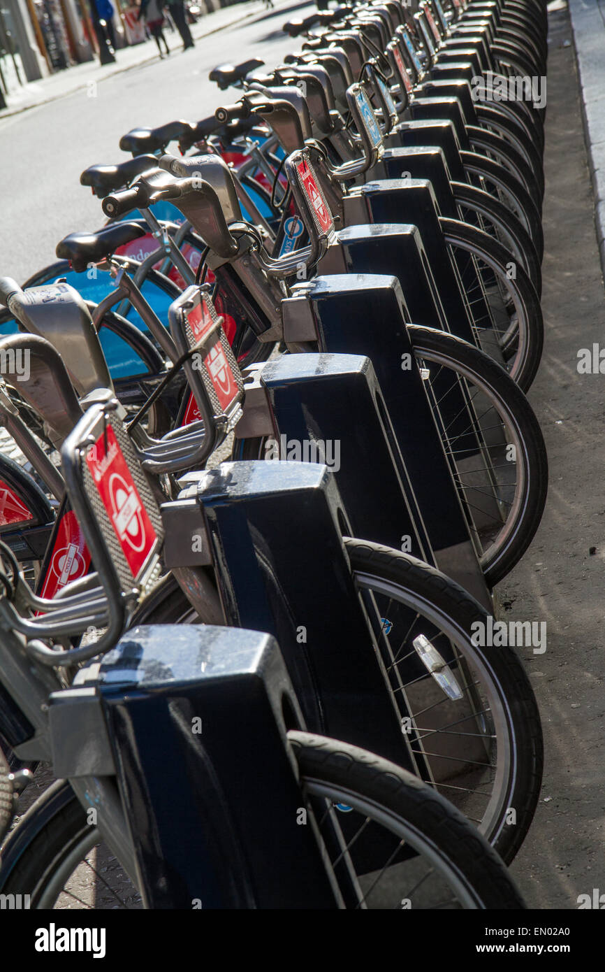 Una fila di 'Boris bikes' pronta per il noleggio in Covent Garden, Londra Foto Stock