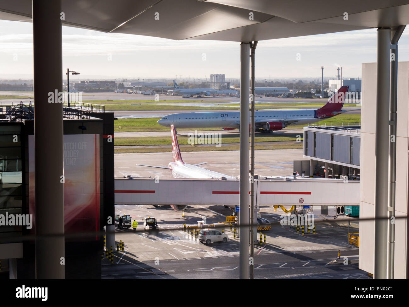 Regno Unito, Inghilterra, aeroporto di Heathrow Terminal 2 esterno Foto Stock