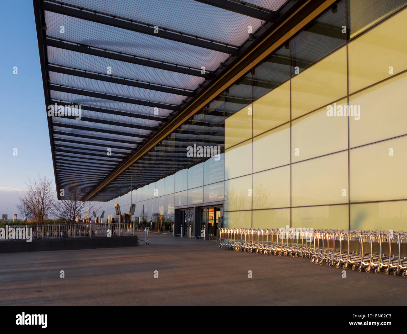 Regno Unito, Inghilterra, Aeroporto di heathrow terminal 4 esterno Foto Stock