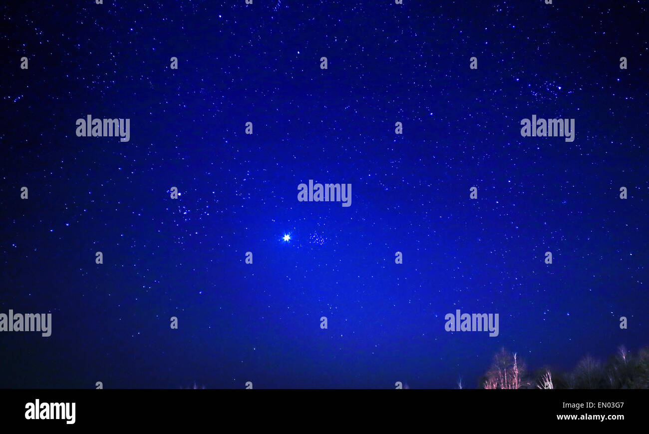 Il pianeta Venere e le Pleiadi un open cluster star aka Messier 45, M45, Sette sorelle, formando stretta congiunzione nella primavera del cielo Foto Stock