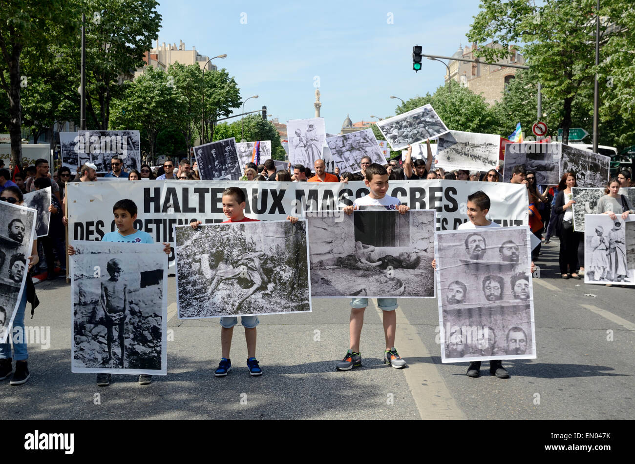 Marseille, Francia. 24 apr, 2015. Centenario del genocidio del popolo armeno. Fino al 6000 gli armeni di dimostrare a Marsiglia, in Francia, in commemorazione del centesimo anniversario del genocidio armeno. Credito: Chris Hellier/Alamy Live News Foto Stock