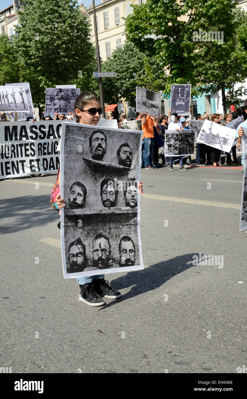 Marseille, Francia. 24 apr, 2015. Centenario del genocidio del popolo armeno. Fino al 6000 gli armeni di dimostrare a Marsiglia, in Francia, in commemorazione del centesimo anniversario del genocidio armeno. Credito: Chris Hellier/Alamy Live News Foto Stock