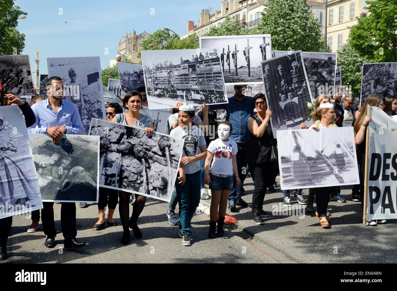 Marseille, Francia. 24 apr, 2015. Centenario del genocidio del popolo armeno. Fino al 6000 gli armeni di dimostrare a Marsiglia, in Francia, in commemorazione del centesimo anniversario del genocidio armeno. Credito: Chris Hellier/Alamy Live News Foto Stock