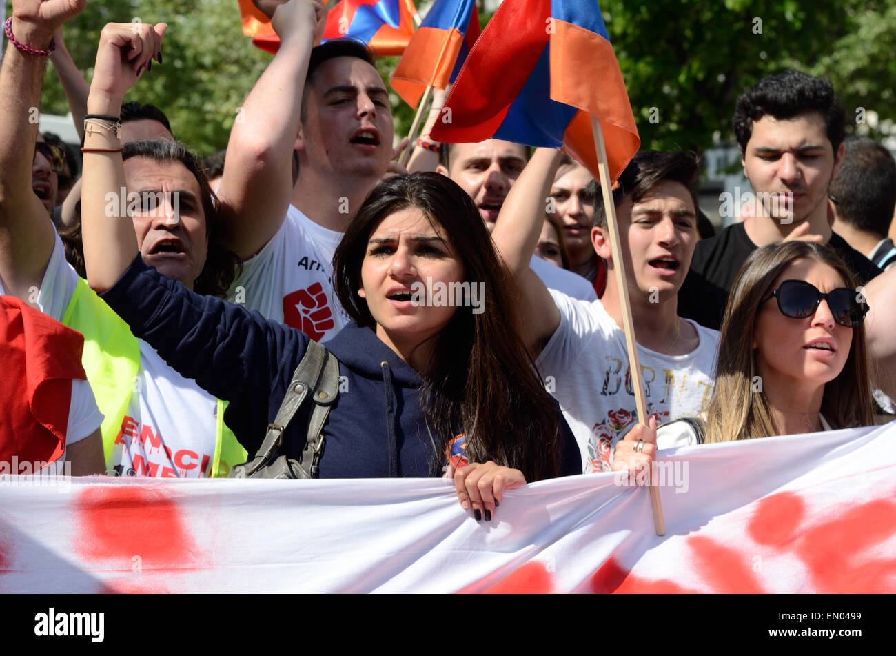 Marseille, Francia. 24 apr, 2015. Centenario del genocidio del popolo armeno. Fino al 6000 gli armeni di dimostrare a Marsiglia, in Francia, in commemorazione del centesimo anniversario del genocidio armeno. Credito: Chris Hellier/Alamy Live News Foto Stock