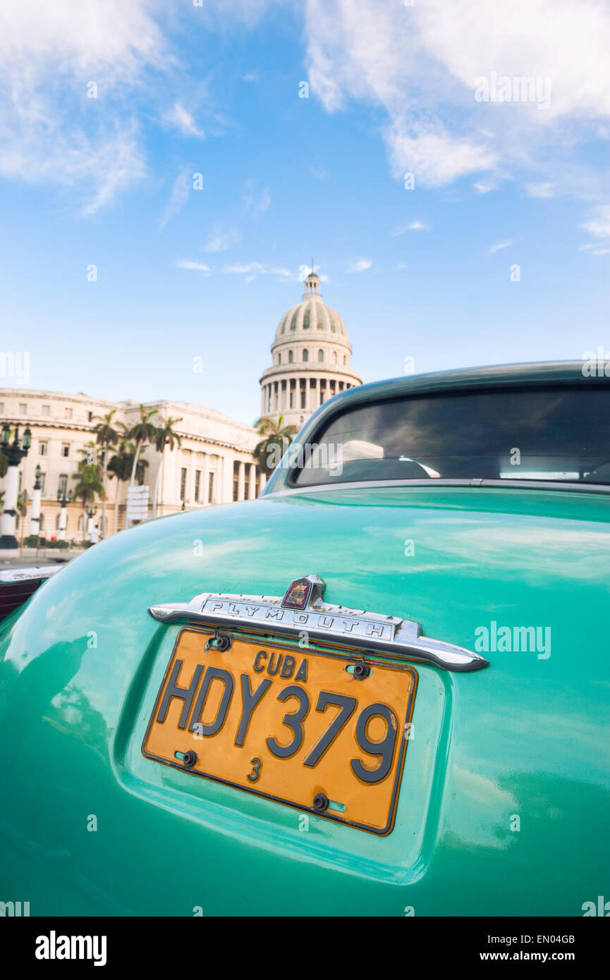 L'Avana, Cuba - Giugno 17, 2011: Vintage americano auto che serve come taxi parcheggiato di fronte al Capitolio edificio in centro. Foto Stock