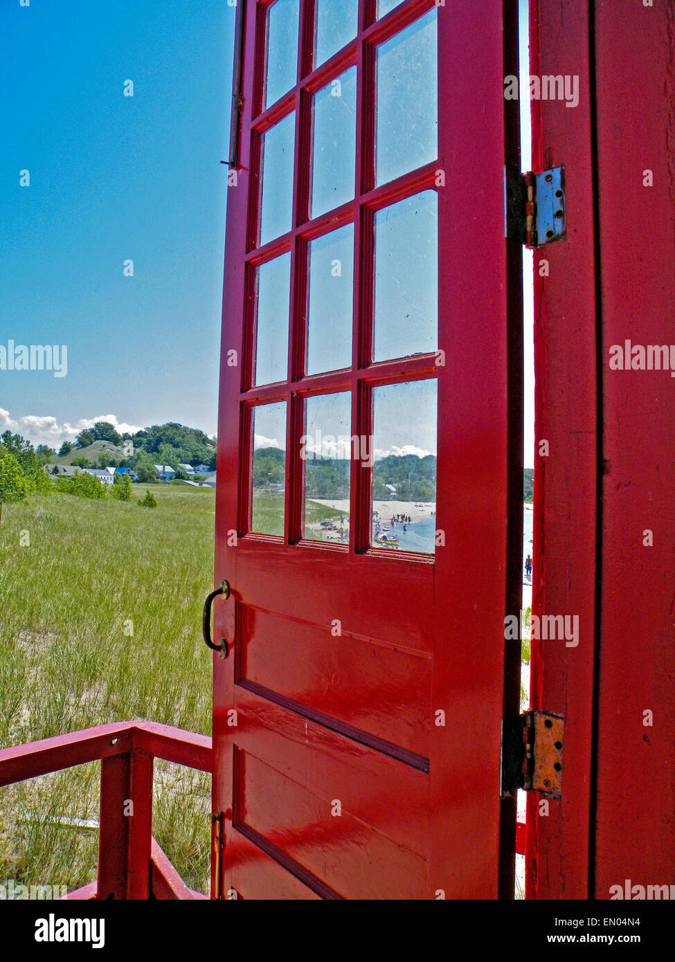 Aprire lo sportello di colore rosso che si affaccia su una duna erba del lago Michigan litorale. Foto Stock