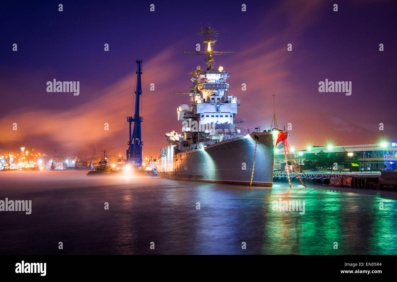 'Mikhail Kutuzòv' artiglieria-cruiser (ora museo). Notte Novorossiysk. Krai Krasnodar, Russia. Foto Stock