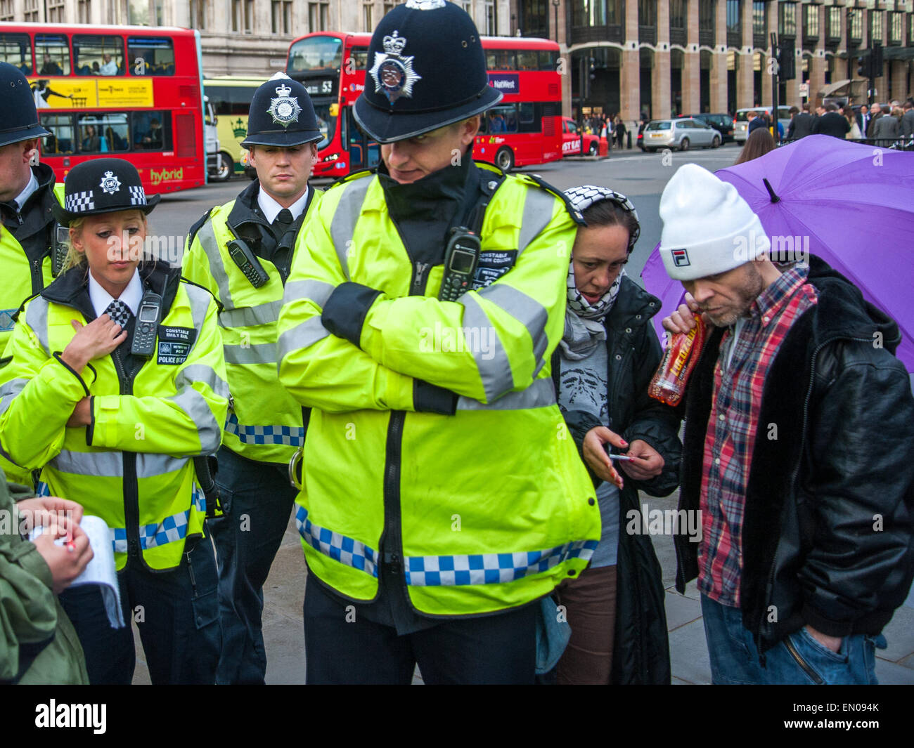 Ex Est 17 cantante Brian Harvey bere una bottiglia di Lucozade pur sostenendo con la polizia a occupare la democrazia protesta a Londra la piazza del Parlamento. Dotato di: Brian Harvey dove: Londra, Regno Unito quando: 20 Ott 2014 Foto Stock