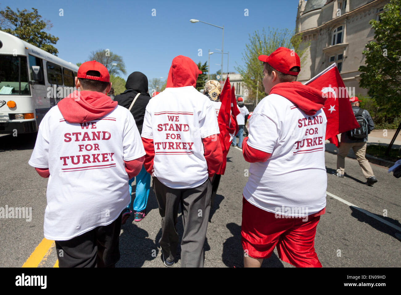 Washington DC, Stati Uniti d'America. 24 apr, 2015. Centinaia di Turkish-Americans riuniti a Washington DC a ricordare le sofferenze di Turca e Armena, patrimonio e call per la riconciliazione e l unità tra gli americani di esperienze diverse, in occasione del centenario del 1915 eventi. Il rally PeaceWalk, guidati dal bagno turco American Comitato Direttivo (TASC), hanno marciato dalla Casa Bianca per l'Ambasciata turca. Credito: B Christopher/Alamy Live News Foto Stock