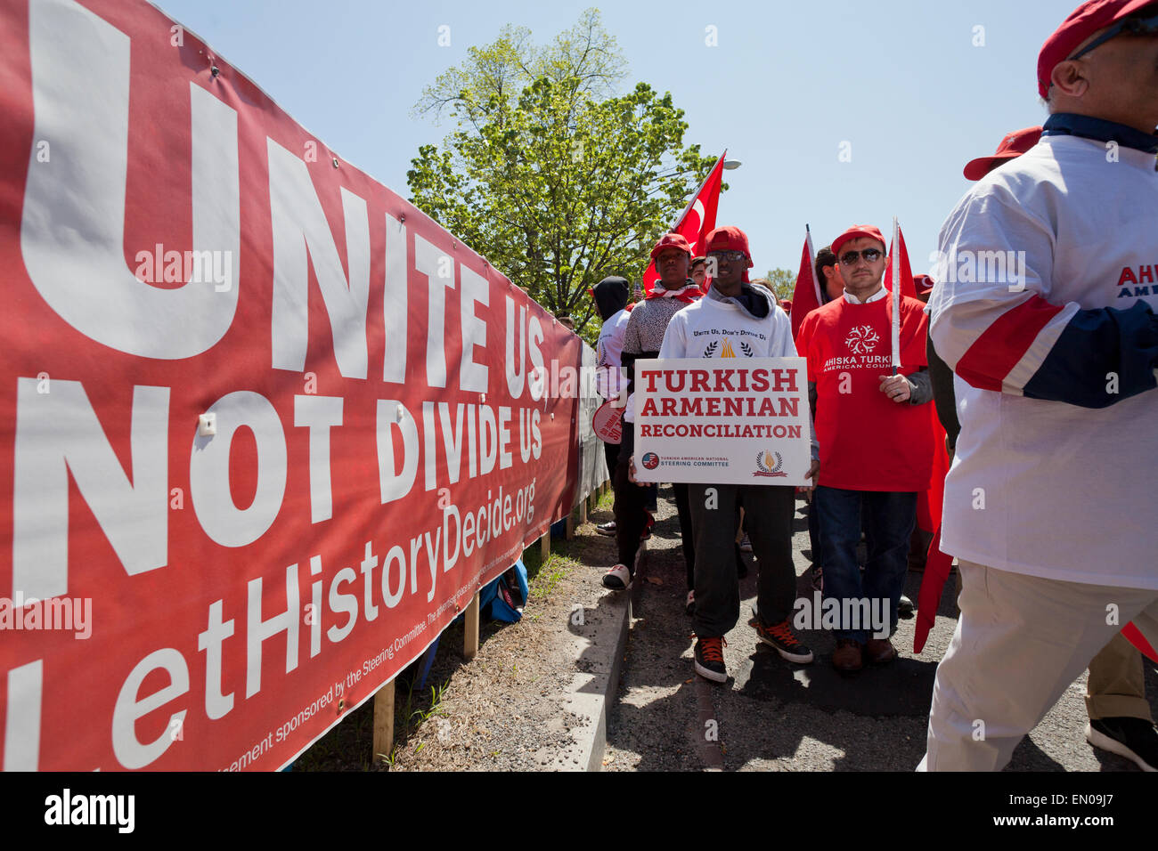 Washington DC, Stati Uniti d'America. 24 apr, 2015. Centinaia di Turkish-Americans riuniti a Washington DC a ricordare le sofferenze di Turca e Armena, patrimonio e call per la riconciliazione e l unità tra gli americani di esperienze diverse, in occasione del centenario del 1915 eventi. Il rally PeaceWalk, guidati dal bagno turco American Comitato Direttivo (TASC), hanno marciato dalla Casa Bianca per l'Ambasciata turca. Credito: B Christopher/Alamy Live News Foto Stock