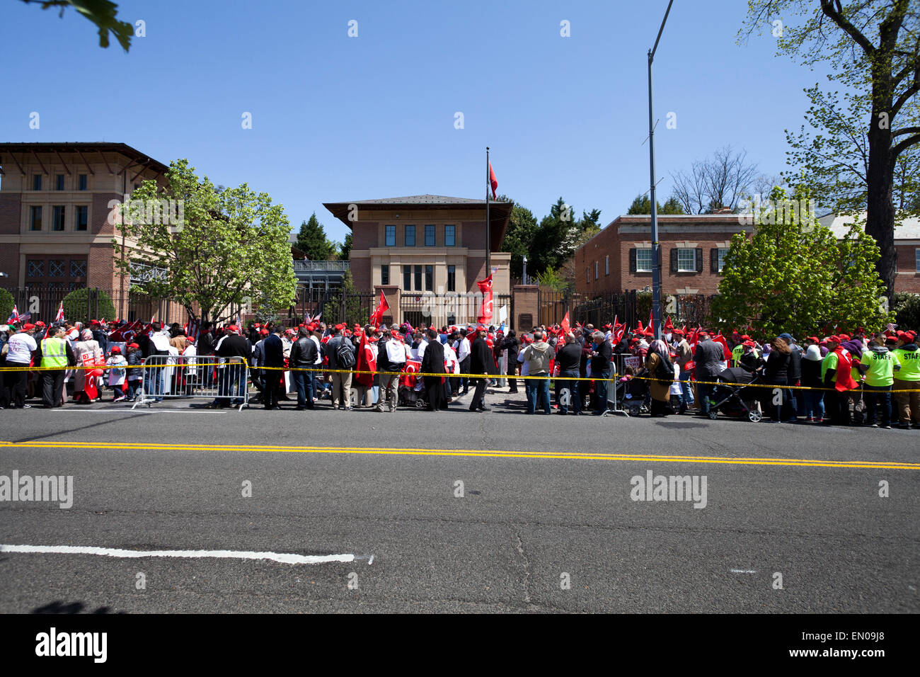 Washington DC, Stati Uniti d'America. 24 apr, 2015. Centinaia di Turkish-Americans riuniti a Washington DC a ricordare le sofferenze di Turca e Armena, patrimonio e call per la riconciliazione e l unità tra gli americani di esperienze diverse, in occasione del centenario del 1915 eventi. Il rally PeaceWalk, guidati dal bagno turco American Comitato Direttivo (TASC), hanno marciato dalla Casa Bianca per l'Ambasciata turca. Credito: B Christopher/Alamy Live News Foto Stock