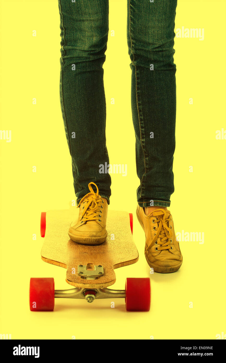 Guidatore di skateboard piedi Foto Stock