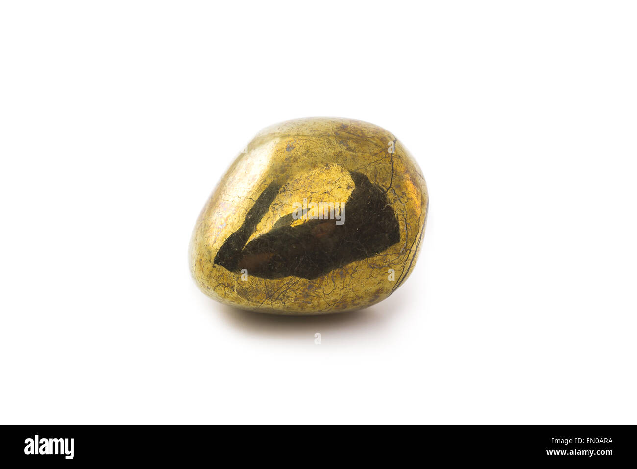 La pirite pietra su sfondo bianco, studio shot. L'oro dello sciocco contenente solfuro di ferro. Foto Stock