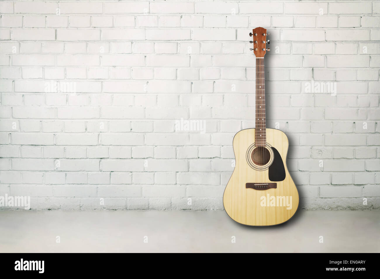 Chitarra acustica in camera Foto Stock