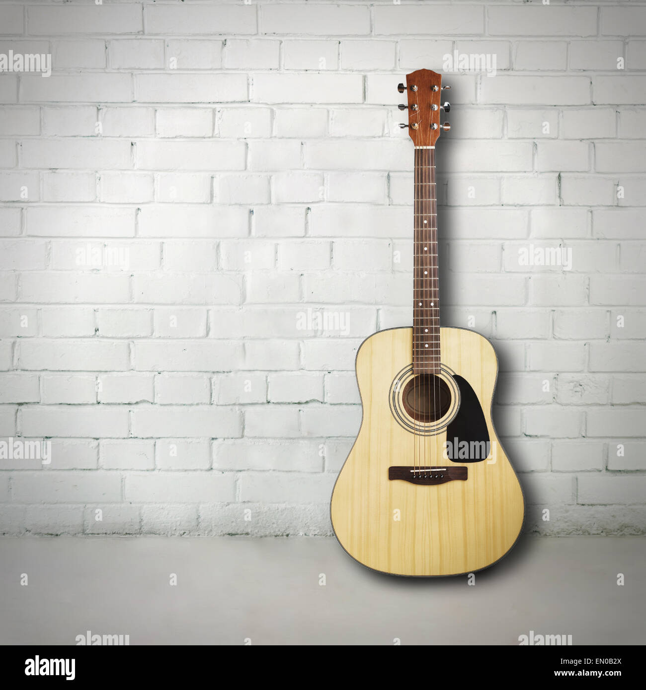 Chitarra acustica in camera Foto Stock